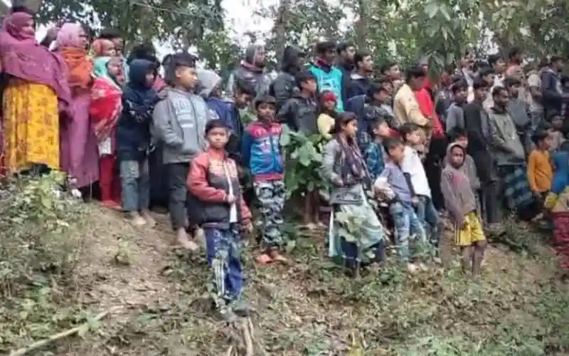 টাঙ্গাইলে অজ্ঞাত নারীর মরদেহ উদ্ধার সংক্রান্ত জনসমাগম. Channel i News - চ্যানেল আই নিউজ