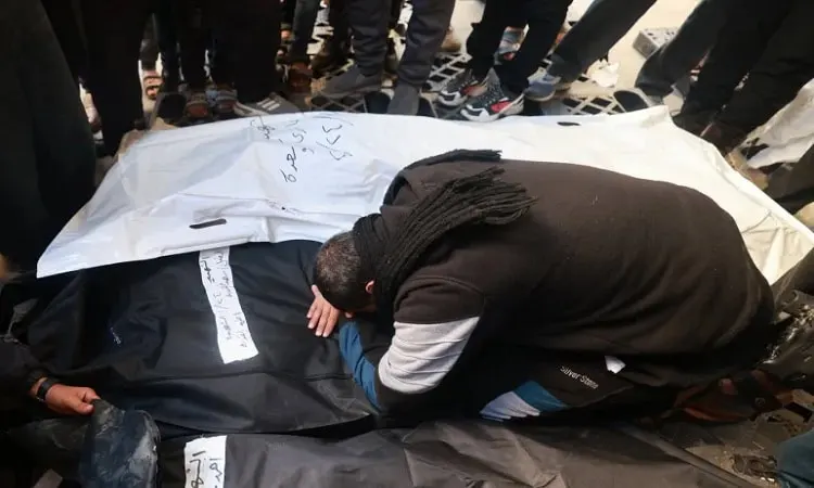 গাজায় নিহত সাংবাদিকের দাফনের সময় শোকপ্রকাশ করছেন মানুষ. Channel i News - চ্যানেল আই নিউজ