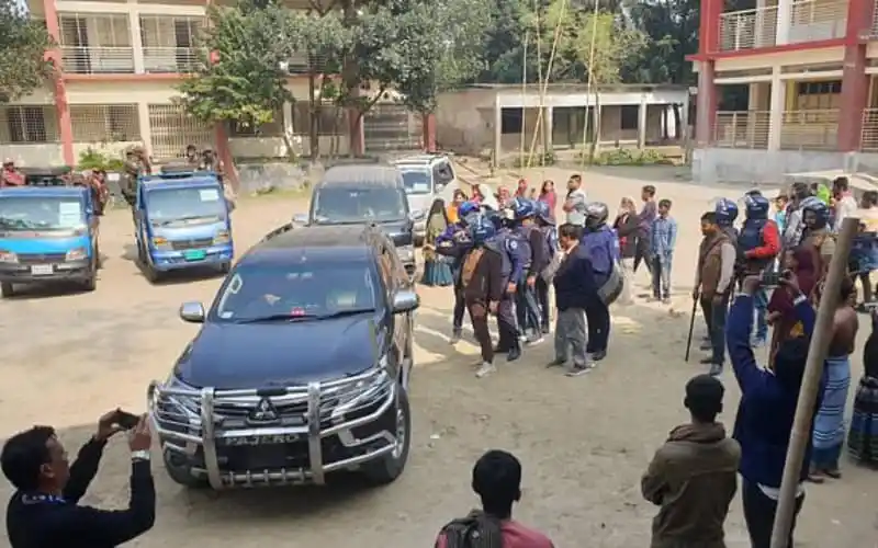 নির্বাচনী কেন্দ্রের বাইরে ভোটার ও আইনশৃঙ্খলা রক্ষাকারী বাহিনী. Channel i News - চ্যানেল আই নিউজ