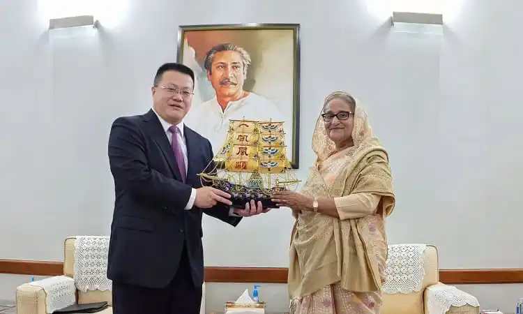 চীনের প্রতিনিধি শেখ হাসিনাকে অভিনন্দন জানাচ্ছেন, ছবি একটি অফিসে।. Channel i News - চ্যানেল আই নিউজ