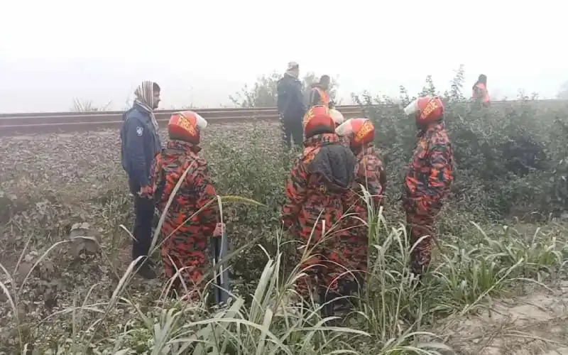 টাঙ্গাইলে ট্রেনে কাটা পড়ে নিহতের ঘটনাস্থলে উদ্ধার কাজ চলছে. Channel i News - চ্যানেল আই নিউজ