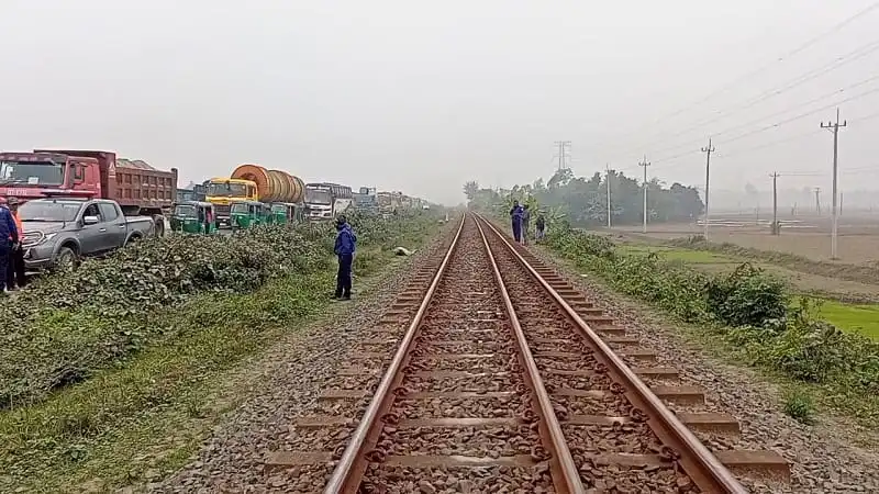 টাঙ্গাইলে ট্রেনের পাশে রেললাইন ও কিছু মানুষ দাঁড়িয়ে আছে. Channel i News - চ্যানেল আই নিউজ