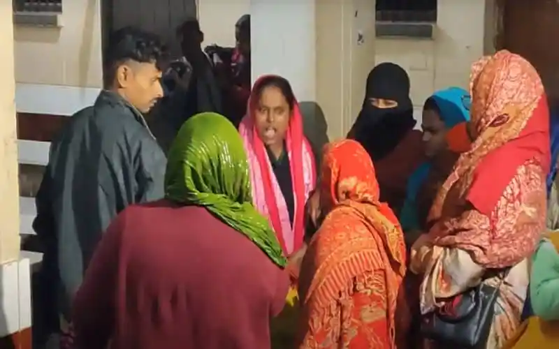 ব্রাহ্মণবাড়িয়ায় চিকিৎসক দম্পতির বাসায় গৃহকর্মীর মৃত্যু, স্থানীয়রা আলোচনা করছে. Channel i News - চ্যানেল আই নিউজ