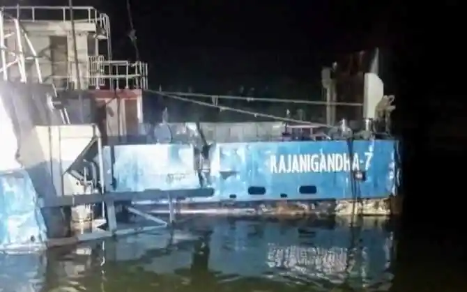 পাটুরিয়া ফেরি রাজনীগন্ধা এ-৭ ডুবে গেছে, উদ্ধার কাজ চলছে. Channel i News - চ্যানেল আই নিউজ