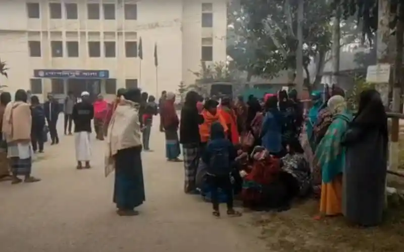 টাঙ্গাইলের আদালত চত্বরে স্বজন ও এলাকাবাসীর ভিড়. Channel i News - চ্যানেল আই নিউজ