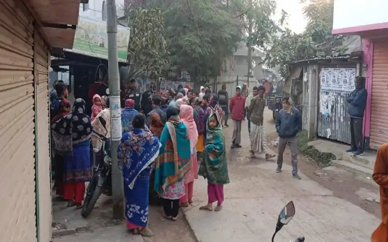 সিরাজগঞ্জে মানুষের ভিড়, অপেক্ষায় বা অপেক্ষা করছে. Channel i News - চ্যানেল আই নিউজ
