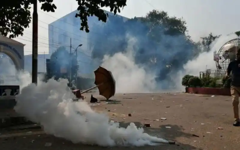 বিক্ষোভের সময় ধোঁয়া ও ছত্রাকের ছবি, বাংলাদেশে রাজনৈতিক অস্থিরতা. Channel i News - চ্যানেল আই নিউজ