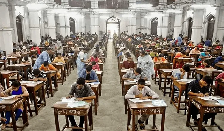 বিশ্ববিদ্যালয় ভর্তি পরীক্ষার জন্য ছাত্ররা পরীক্ষা কেন্দ্রে বসে রয়েছে. Channel i News - চ্যানেল আই নিউজ