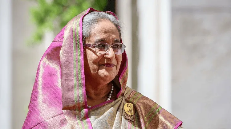 প্রধানমন্ত্রী শেখ হাসিনা স্মারক চিহ্ন পরিধান করছেন. Channel i News - চ্যানেল আই নিউজ