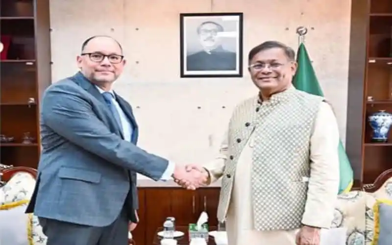 যুক্তরাষ্ট্র ও বাংলাদেশের প্রতিনিধিরা বন্ধুত্বপূর্ণ সাক্ষাতে হাত মিলিয়েছেন. Channel i News - চ্যানেল আই নিউজ