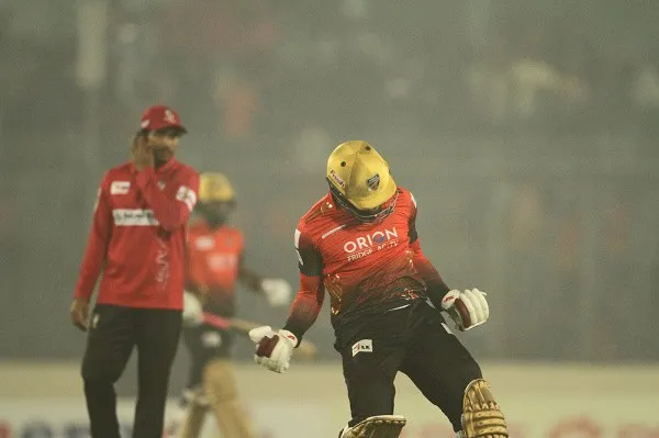 কুমিল্লা ক্রিকেট দলের খেলোয়াড়রা উল্লাসে মেতে উঠেছে. Channel i News - চ্যানেল আই নিউজ