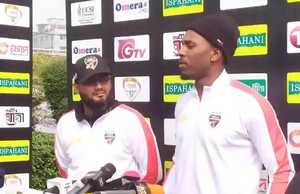 ফোর্ড কুমিল্লা দলের খেলোয়াড় হিসেবে সংবাদ সম্মেলনে অংশগ্রহণ করছেন. Channel i News - চ্যানেল আই নিউজ