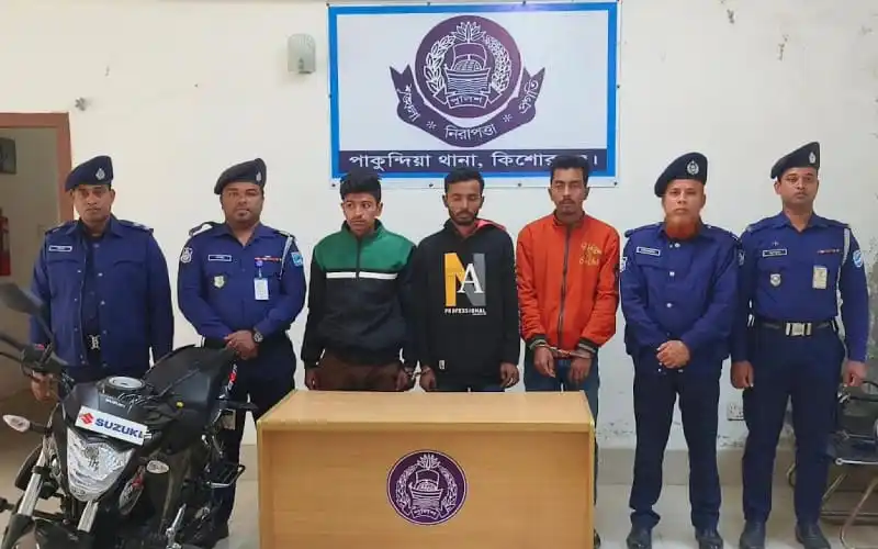 অভিযুক্তদের সঙ্গে পুলিশ ও গার্মেন্টকর্মী, তদন্তের জন্য প্রস্তুত. Channel i News - চ্যানেল আই নিউজ