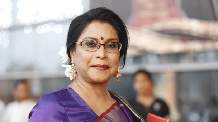 বাংলাদেশের একজন নারী নেতা, পরিপাটি পোশাক ও গহনা পরিহিত. Channel i News - চ্যানেল আই নিউজ