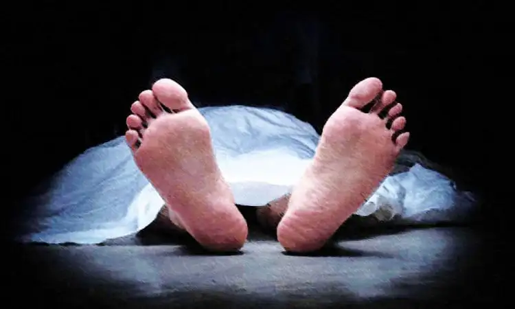 অচেতন অবস্থায় মৃতদেহের পা, মৃতদেহের পাশে সাদা কাপড় ঢাকা. Channel i News - চ্যানেল আই নিউজ