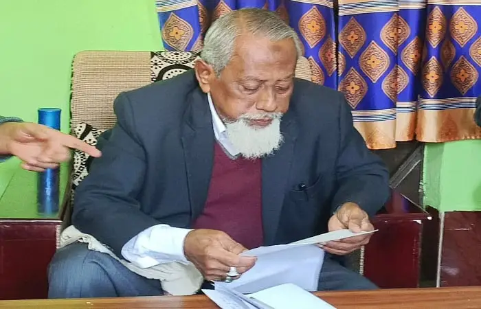 প্রবীণ নেতা নির্বাচন সংক্রান্ত ডকুমেন্ট পরীক্ষা করছেন. Channel i News - চ্যানেল আই নিউজ
