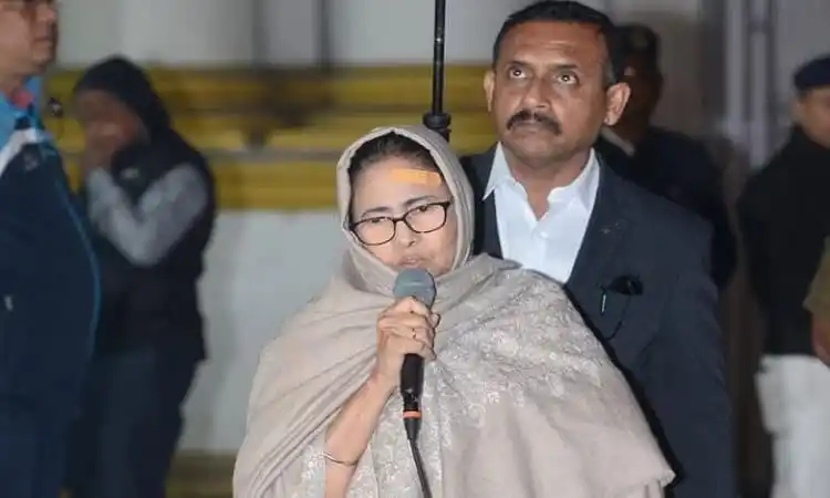 মমতা ব্যানার্জি ভয়াবহ গাড়ি দুর্ঘটনার পর নিরাপত্তা প্রোটেকশনে. Channel i News - চ্যানেল আই নিউজ