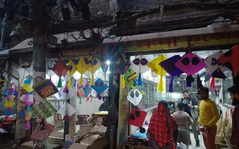 পুরান ঢাকায় সাকরাইন উৎসবের জন্য সাজানো রঙিন পতাকা ও লাটাই. Channel i News - চ্যানেল আই নিউজ