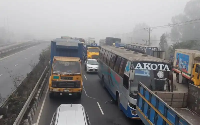 বঙ্গবন্ধু সেতু মহাসড়কে যানজটের কারণে যানবাহনের দীর্ঘ সারি. Channel i News - চ্যানেল আই নিউজ