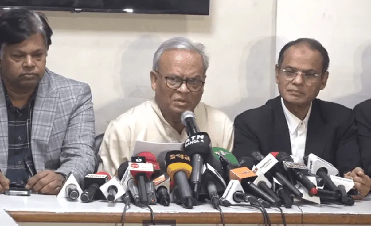 রুহুল কবির সংবাদ সম্মেলনে বক্তব্য দিচ্ছেন, বিভিন্ন মিডিয়া ক্যামেরা ও মাইক্রোফোনের সামনে. Channel i News - চ্যানেল আই নিউজ