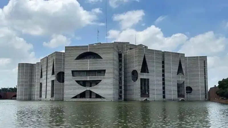 বাংলাদেশের সংসদ ভবন, ঢাকার কেন্দ্রস্থলে অবস্থিত. Channel i News - চ্যানেল আই নিউজ