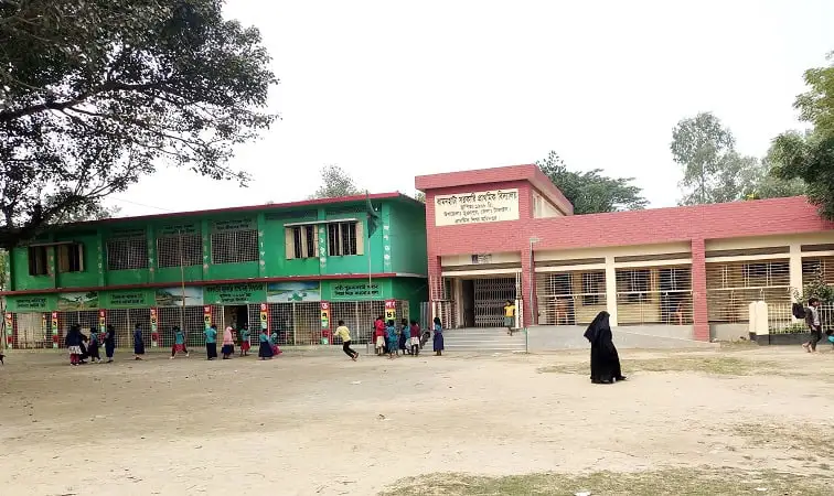 বিদ্যালয় ভবন ও শিক্ষার্থীরা, স্কুলে শিক্ষার্থীদের উপস্থিতি. Channel i News - চ্যানেল আই নিউজ