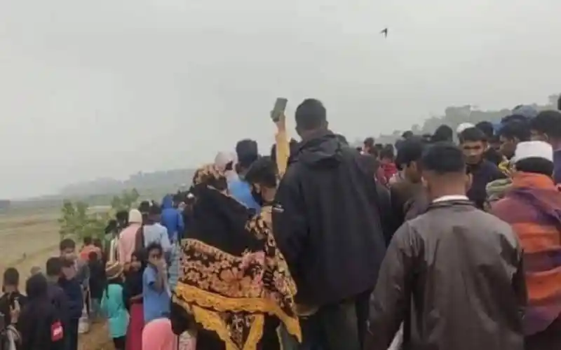 কক্সবাজারে ট্রেনের ইঞ্জিনে কাটা পড়ে কৃষকের মৃত্যু, শোকপ্রকাশের জন্য জনসমাগম. Channel i News - চ্যানেল আই নিউজ