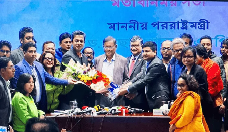 নতুন পররাষ্ট্রমন্ত্রীকে ফুল দিয়ে শুভেচ্ছা জানাচ্ছেন ডিক্যাব সদস্যরা. Channel i News - চ্যানেল আই নিউজ