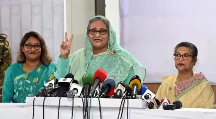 প্রেস কনফারেন্সে বক্তা গণমাধ্যমের ভবিষ্যৎ নিয়ে আলোচনা করছেন. Channel i News - চ্যানেল আই নিউজ