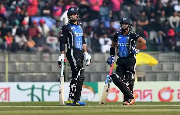 বাংলাদেশ ক্রিকেটাররা মাঠে, কুমিল্লা ও রংপুরের ম্যাচের দৃশ্য. Channel i News - চ্যানেল আই নিউজ