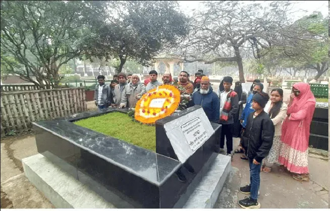 বীর শহীদদের স্মরণে পুষ্পস্তবক অর্পণ করে শ্রদ্ধাঞ্জলি জানাচ্ছেন মানুষ।. Channel i News - চ্যানেল আই নিউজ