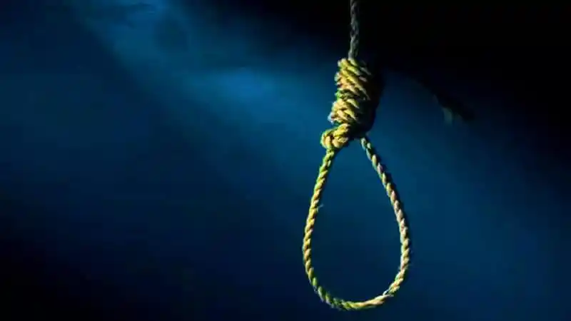 নির্মমভাবে ঝুলন্ত দড়ি, আত্মহত্যার চিত্র. Channel i News - চ্যানেল আই নিউজ