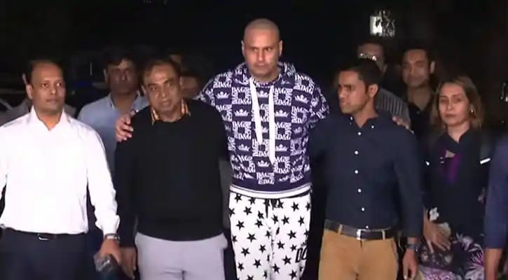 অদম তমিজী হককে আবারও রিহ্যাবে পাঠাল ডিবি, পুলিশ ও কর্মকর্তাদের সঙ্গে ছবি. Channel i News - চ্যানেল আই নিউজ