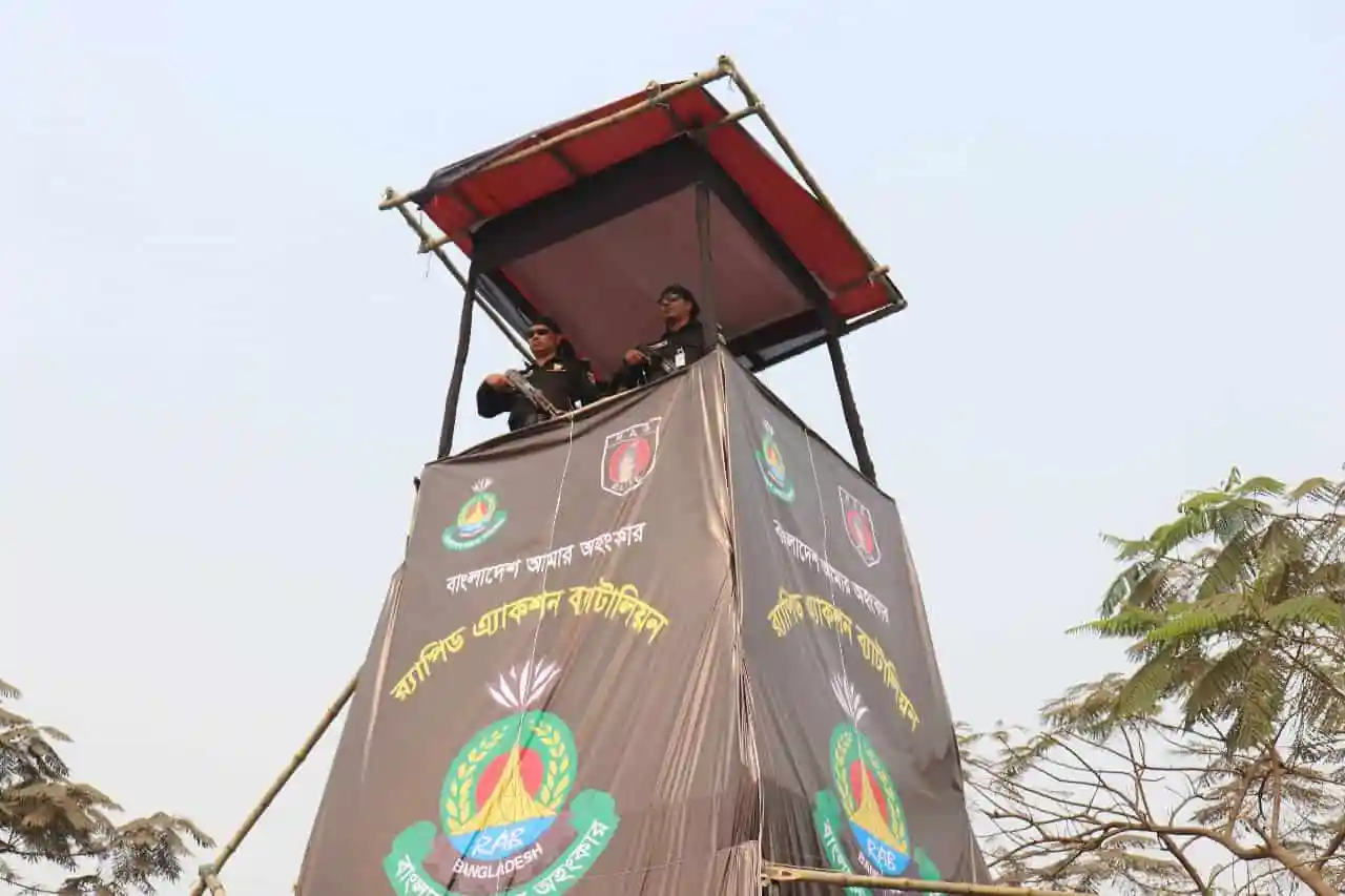 র‌্যাবের নিরাপত্তা টহলদল ইজতেমা মাঠে নজরদারি করছে. Channel i News - চ্যানেল আই নিউজ