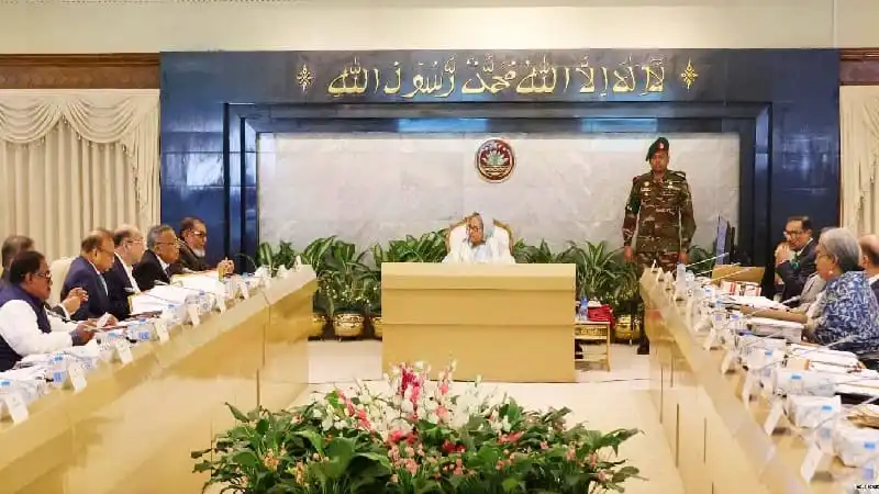 প্রধানমন্ত্রীর নেতৃত্বে মন্ত্রিসভার বৈঠক, উপস্থিত সদস্যরা আলোচনা করছেন. Channel i News - চ্যানেল আই নিউজ