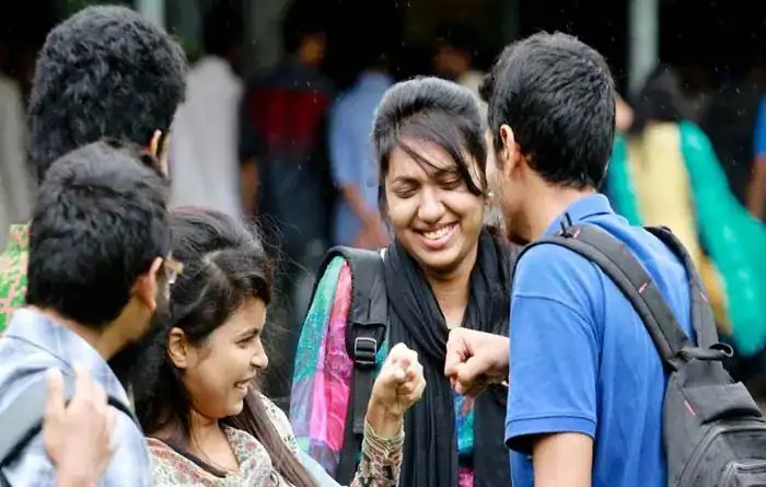 বয়ঃসন্ধি সময়ের তরুণরা বন্ধুর সাথে আনন্দে মেতে উঠেছে. Channel i News - চ্যানেল আই নিউজ