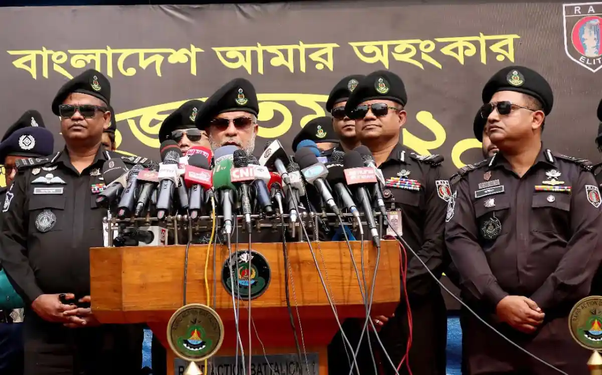 র্যাবের নিরাপত্তা কর্মীরা বিশ্ব ইজতেমায় টহল দিচ্ছেন. Channel i News - চ্যানেল আই নিউজ