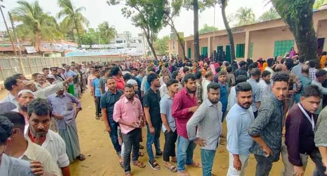নির্বাচনী কেন্দ্রে ভোটারদের দীর্ঘ লাইন, উৎসবের মতো পরিবেশ. Channel i News - চ্যানেল আই নিউজ