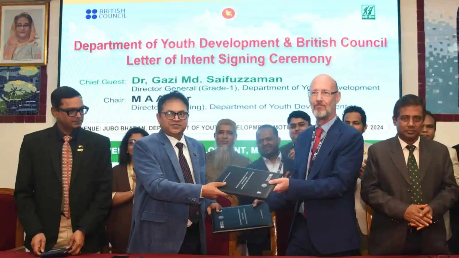 চুক্তি স্বাক্ষর অনুষ্ঠানে যুব ও ব্রিটিশ কাউন্সিলের প্রতিনিধিরা. Channel i News - চ্যানেল আই নিউজ
