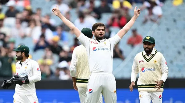 ক্রিকেটার আফ্রিদি বিশ্রাম নিয়ে মন্তব্য করছেন, দর্শকরা মাঠে উপস্থিত. Channel i News - চ্যানেল আই নিউজ