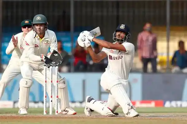 ভারতীয় ক্রিকেটার ব্যাটিং করছেন, ইংল্যান্ডের ফিল্ডার প্রস্তুত. Channel i News - চ্যানেল আই নিউজ