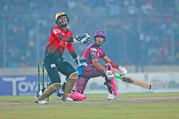 বিপিএলের ম্যাচে ব্যাটসম্যান ও উইকেটরক্ষক খেলোয়াড়ের দৃশ্য. Channel i News - চ্যানেল আই নিউজ