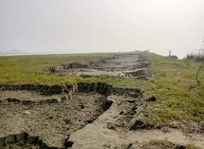 নদীর তীরের মাটি কেটে বিক্রি হওয়া ক্ষতিগ্রস্ত জমি, ধ্বংসপ্রাপ্ত এলাকা. Channel i News - চ্যানেল আই নিউজ
