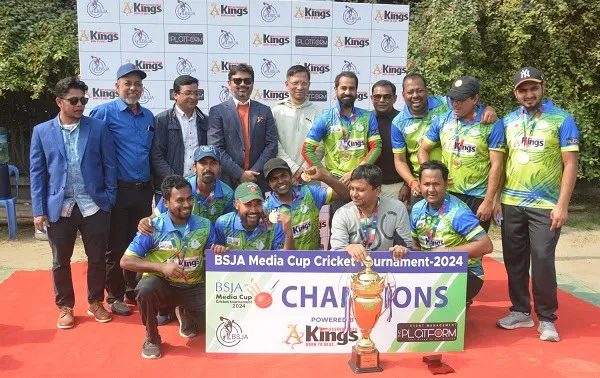 বাংলাদেশ ক্রিকেট দলের বিজয়ী দল চ্যাম্পিয়ন ট্রফি নিয়ে ছবি. Channel i News - চ্যানেল আই নিউজ