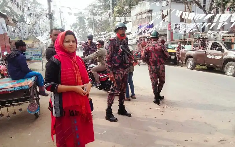 বাংলাদেশের চুয়াডাঙ্গায় ভোট কেন্দ্রের নিরাপত্তা ব্যবস্থা দৃশ্য।. Channel i News - চ্যানেল আই নিউজ