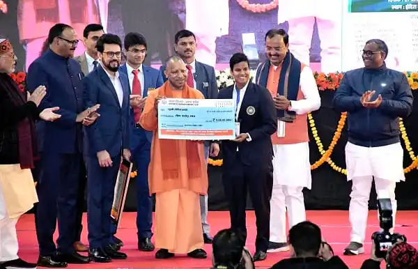 অলরাউন্ডার দীপ্তি শর্মা এখন পুলিশের ডিএসপি, পুরস্কার গ্রহণের সময়।. Channel i News - চ্যানেল আই নিউজ