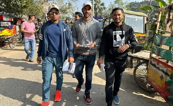 তিন ক্রিকেটার ভোটের মাঠে হাঁটছেন, পাশে অন্যান্য ভোটাররা. Channel i News - চ্যানেল আই নিউজ