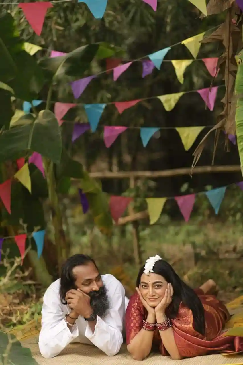 অভিনেত্রী অর্ষা বিয়ের ঘোষণা দেন, হাসিমুখে ছবি তুলেছেন. Channel i News - চ্যানেল আই নিউজ
