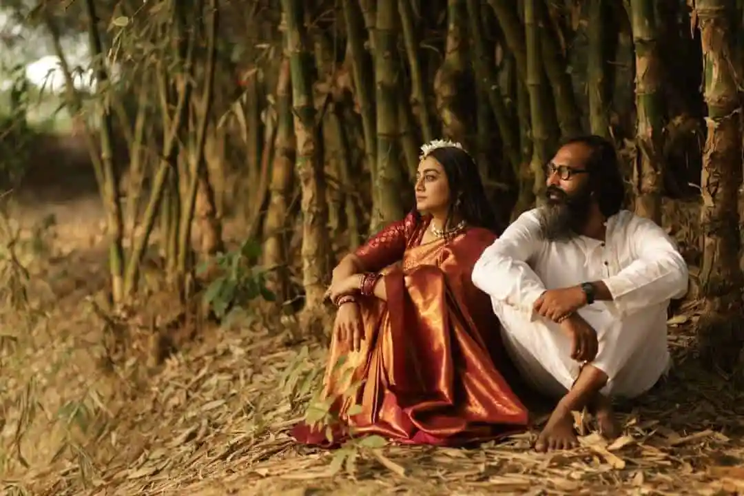 প্রাকৃতিক পরিবেশে বসে থাকা প্রেমিক-প্রেমিকা, বনে পাতা ও গাছের মাঝে. Channel i News - চ্যানেল আই নিউজ