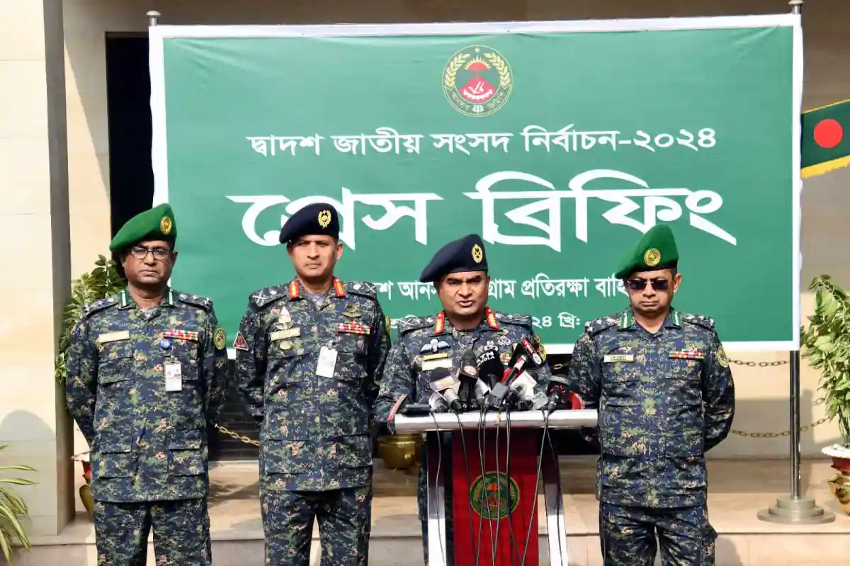 বাংলাদেশের সেনাবাহিনী ও আনসার ভিডিপি সদস্যরা ভোটের মাঠে নিরাপত্তা দিচ্ছেন. Channel i News - চ্যানেল আই নিউজ